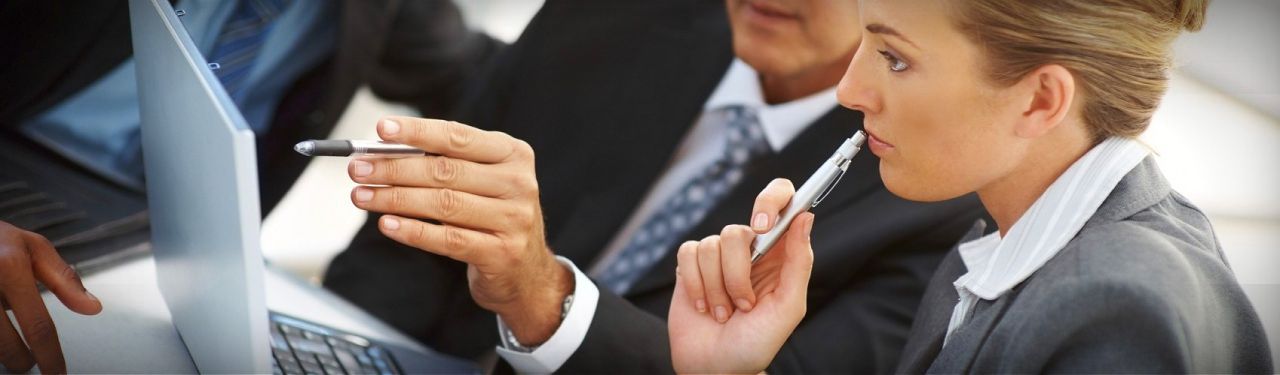 2-business-people-working-on-computer-web-header